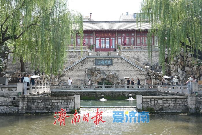 一年四季 泉在济南丨黑虎泉畔人潮涌 虎头喷玉引客来