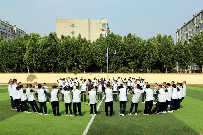 一根绳子，系起快乐、团结与超越：历城职专综合高中部举行心理团体拓展活动