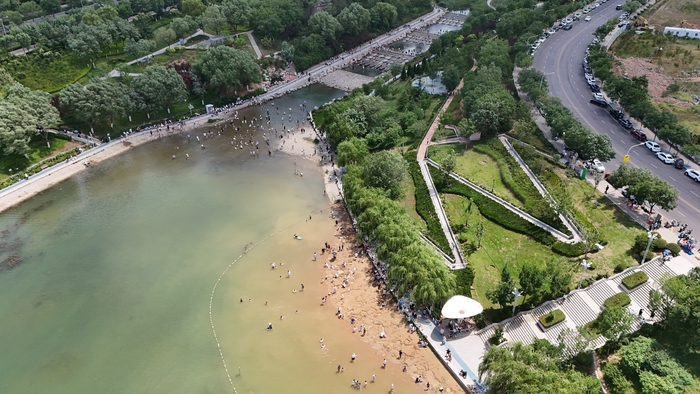 孟家水库游人戏水消暑 乐享清凉夏日