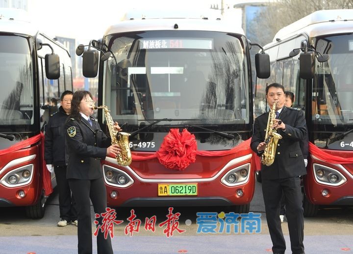 济南新年首条“小巷公交”运行，目前已开通25条线路