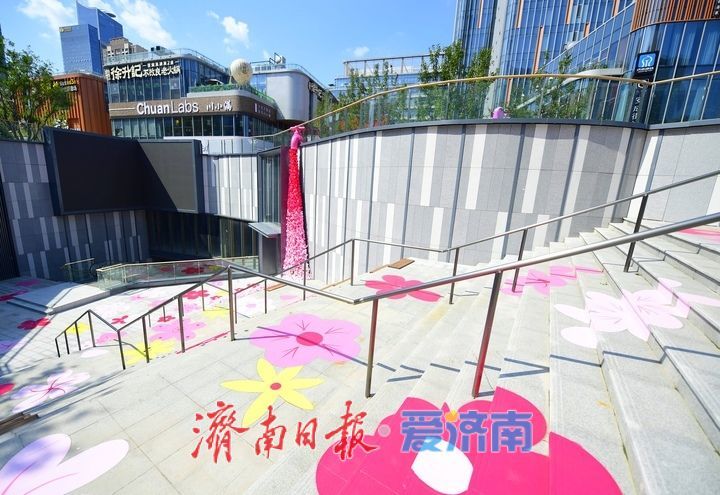 双地铁直通商业区，安成街站新出入口别致“花海”吸睛