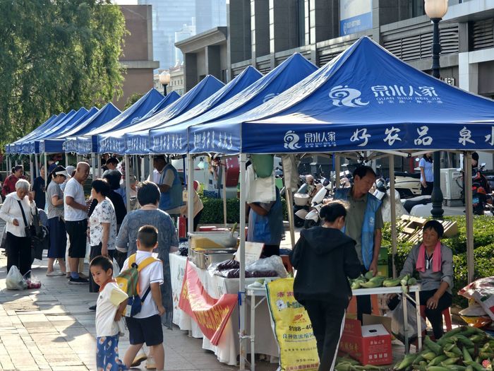 傍晚逛集氛围十足！“泉水人家”市集走进文恒社区恒大帝景 邻里扎堆淘本土好货