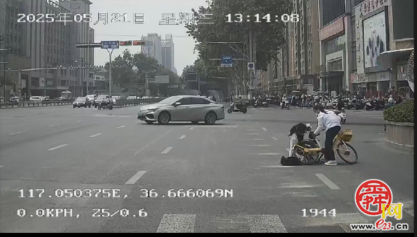 为ta点赞｜市民骑车摔倒  济南公交司机伸援手相助