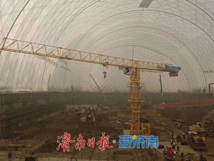 洪家楼“大白膜”内立起了两座塔吊