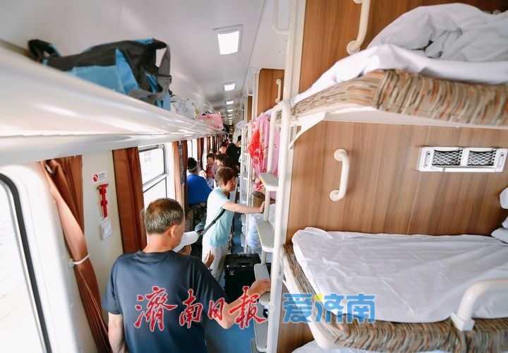 全新适老化升级，“齐鲁之星”银发旅游专列首发新疆