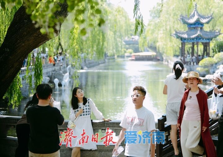 “五一”假期最后一天迎“立夏” 济南护城河畔变“天然空调房”