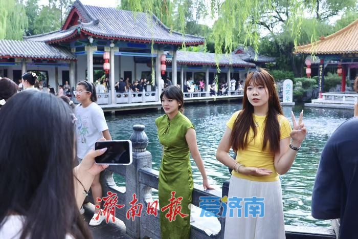 一年四季 泉在济南丨雨后趵突泉水位显著回升 高温天游客赏泉热情不减
