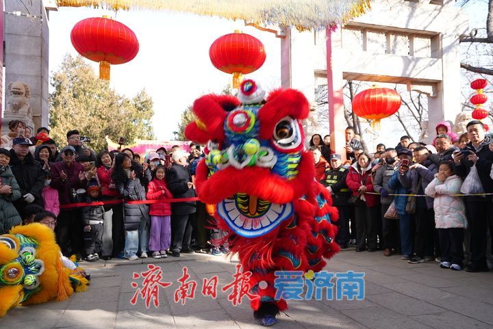 “泉”在济南过大年｜登高祈福 骏马迎春 济南千佛山新春游园会人气爆棚