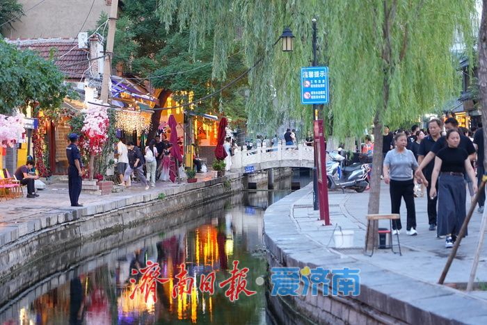 一年四季 泉在济南丨曲水亭街暮色如画 灯火阑珊引游人如织