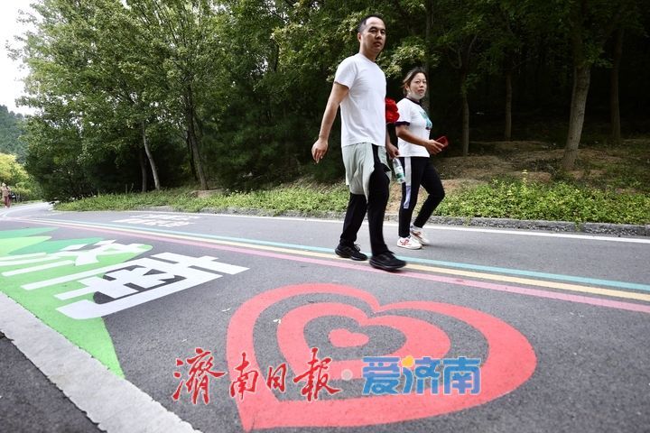 佛慧山彩绘跑道走红，演绎济南“山在城中”的宜居浪漫