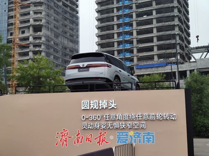 车载无人机系统、代客泊车、圆规掉头……新能源“黑科技”车展亮相引众人围观