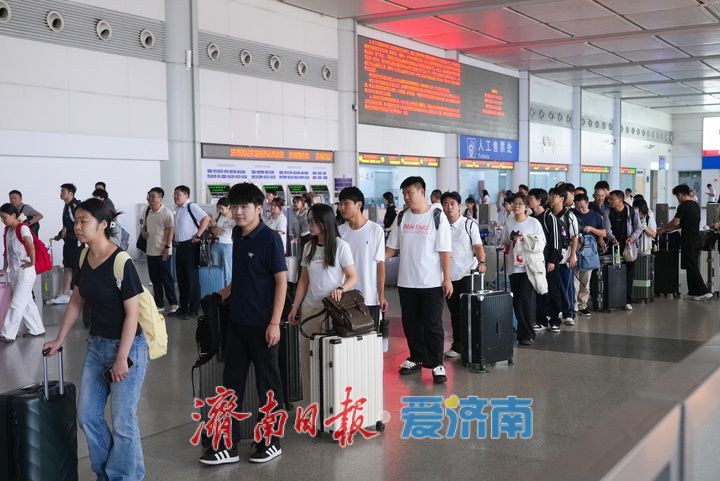 双节临近 济南西站迎来节前客流小高峰