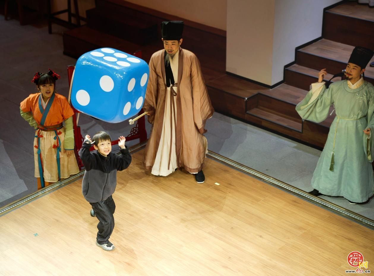 清明首日如梦令景区迎客流高峰 十二花神巡游引爆踏春热潮