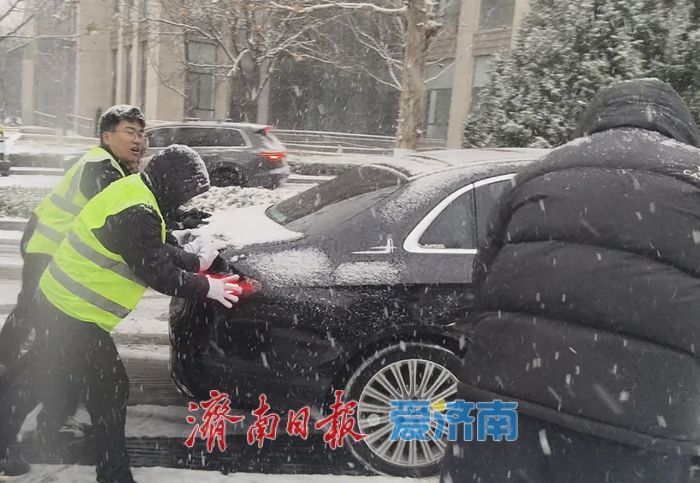 雪锁归途，济南公交人化身“破冰者”