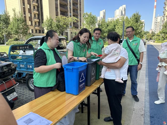 一对一教用“掌上城管”，趣味游戏学垃圾分类——市智慧城管中心深入济齐路社区