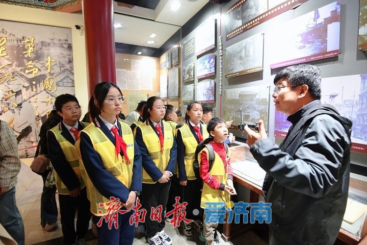 济南各界缅怀先烈，全市鸣放防空警报