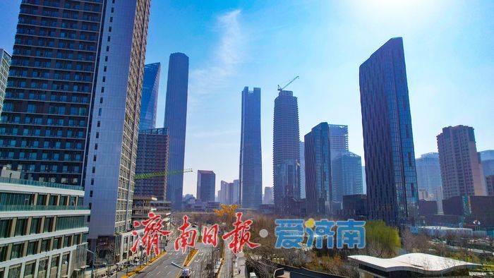 济南CBD春日晴景尽显城市新活力