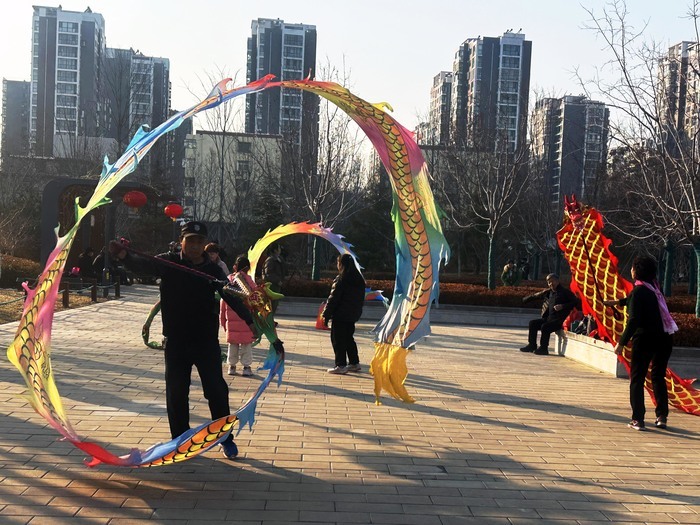 挂红灯购年货 红红火火迎新春