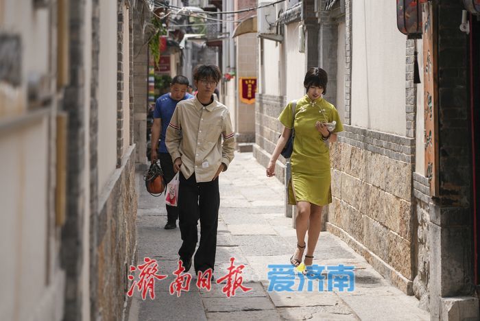 泉韵老街醉游人