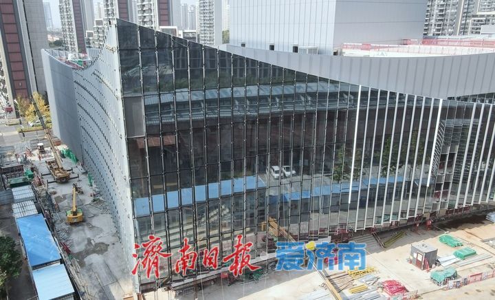 济南中央商务区艺术剧院项目外立面玻璃幕墙安装超九成
