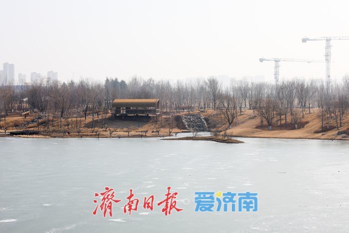 冰锁湖面藏清韵 彩虹湖闲享冬日时光