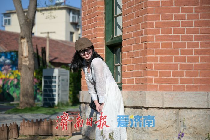 清明假期济南上新街游人如织 古韵街区尽显热闹盛景