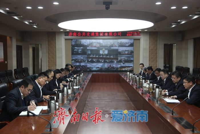 今冬初雪如约而至 济南公交全力护航市民出行路