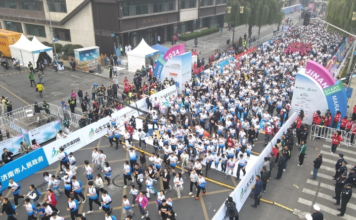 2024济南(泉城)马拉松鸣枪起跑，现场高清大图来了