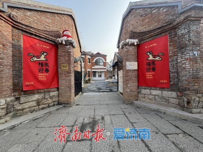 一年四季 泉在济南丨上新街挂灯笼贴海报 马年年味扑面来