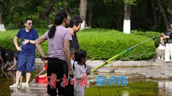 春日如夏，五龙潭公园“清泉石上流”景点成孩子们亲水乐园
