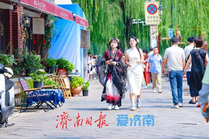 暑期尾声热度不减 百花洲古装游赏依旧火热