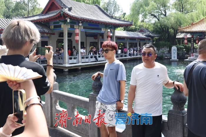 一年四季 泉在济南丨雨后趵突泉水位显著回升 高温天游客赏泉热情不减