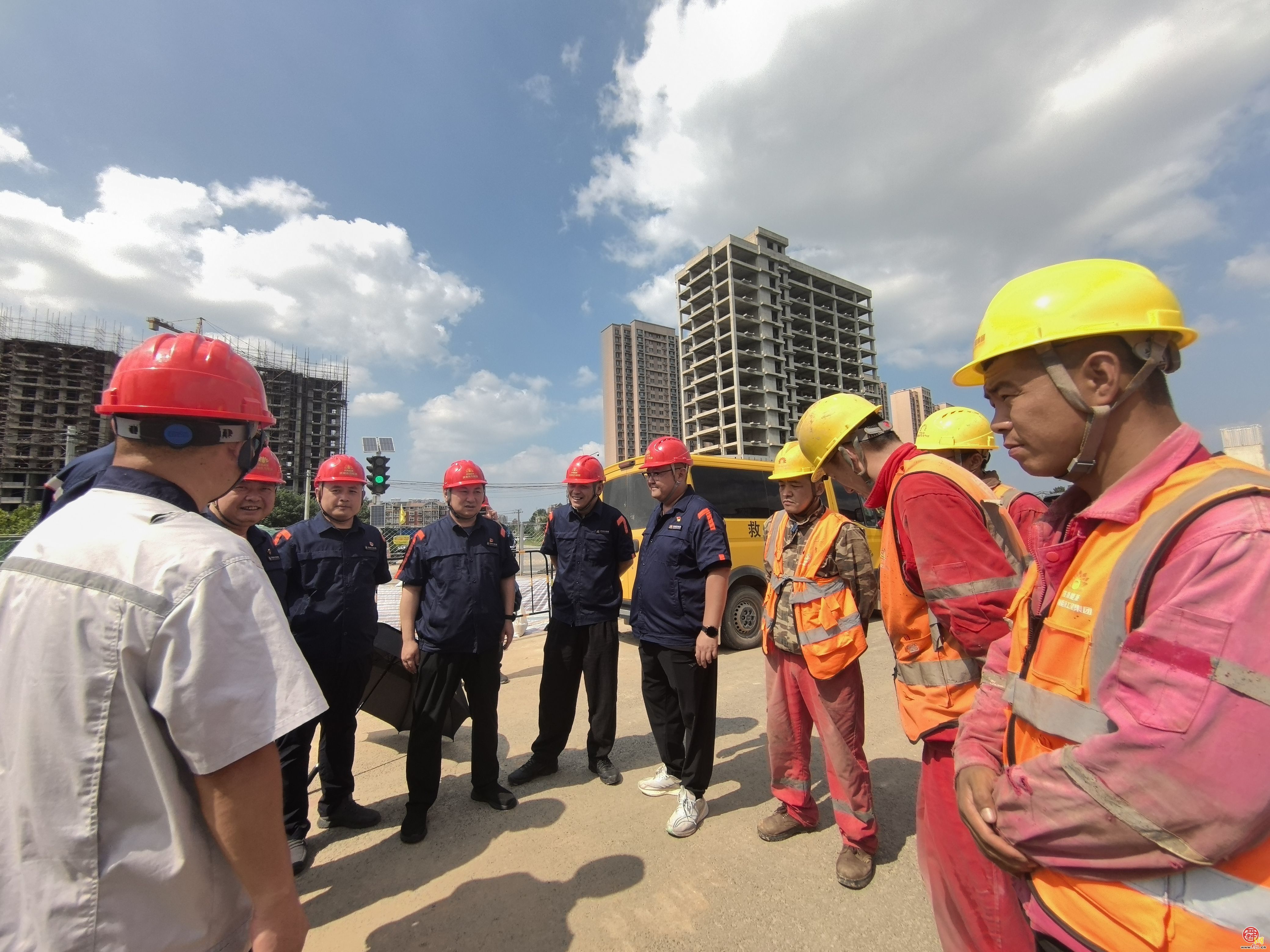 济南热力集团工会到重点项目现场开展“夏送清凉”慰问活动