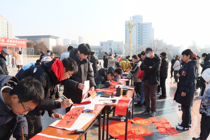 莱芜区小学生挥毫泼墨,为无私奉献的他们“送福”