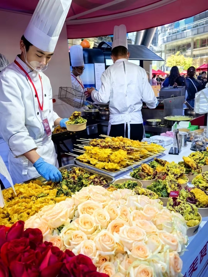 景区餐饮门店火爆 鲁菜成游客“必选项！餐饮消费预估3日迎来高峰