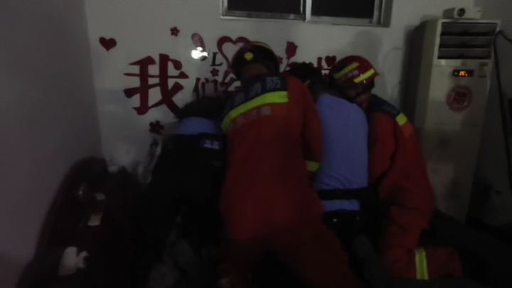 三碗白酒下肚，济南一醉酒男子失控欲摔1岁幼童，消防公安联合出动