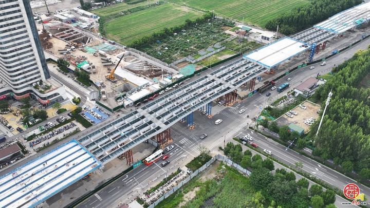 凤凰黄河大桥南延工程四工区首联跨路口连续钢混组合梁正式完工