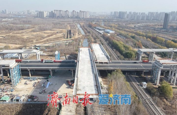 冲刺年底建成通车，京台高速跨京沪三、四号线转体桥主体浇筑完成