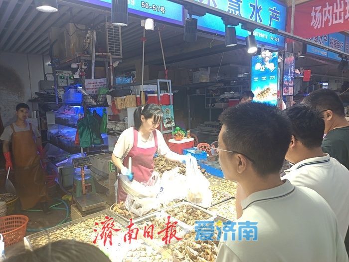 济南海鲜市场的“端午特写”：加班调休、逃离外卖、通宵重启……上班族在这里“偷得半日鲜”