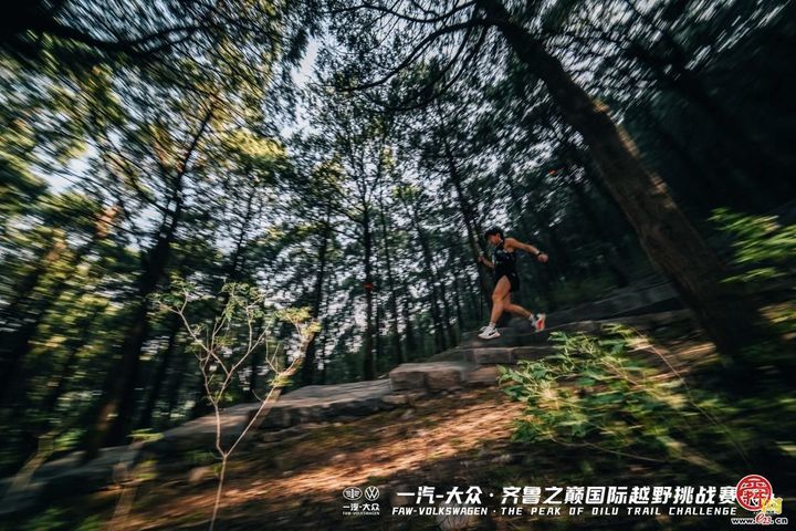 泉野竞速燃激情 体育赋能展新篇——2025一汽-大众·齐鲁之巅国际越野挑战赛济南开跑！