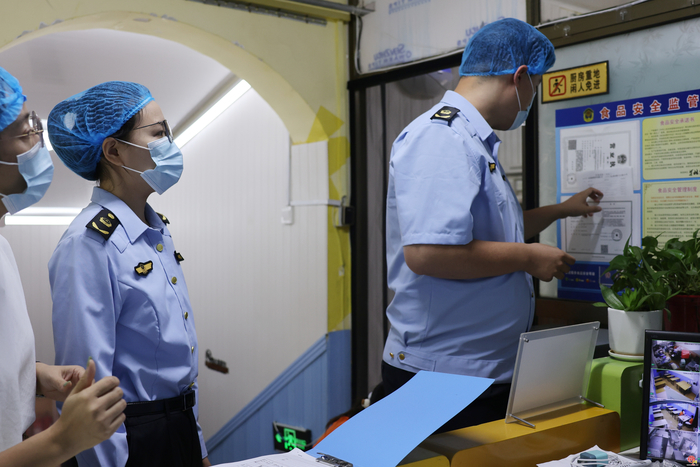 小饭桌后厨敢“晒”了，家长心里有底了 济南市市场监管局全力守护孩子盘中餐
