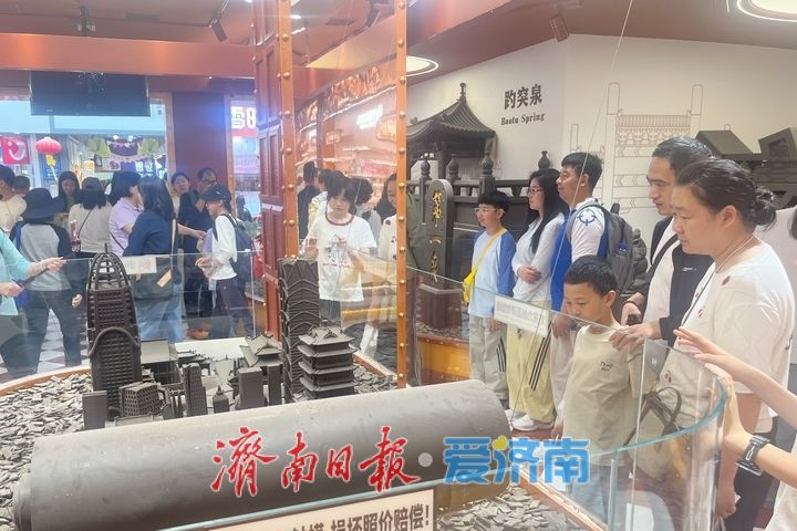 巧克力复刻泉城景点！芙蓉街“甜蜜地标”引游客打卡