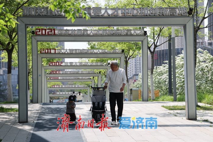 一年四季 泉在济南丨泉城春日好风光，市民绸带公园享惬意