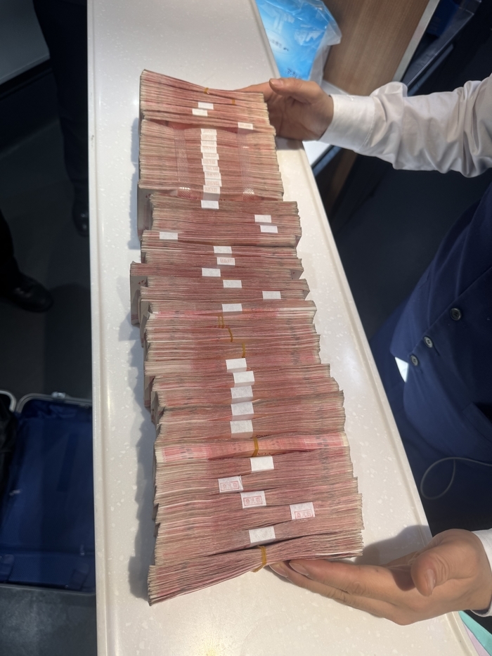 遗落40余万元现金急坏乘客，列车乘组紧急帮寻成功归还