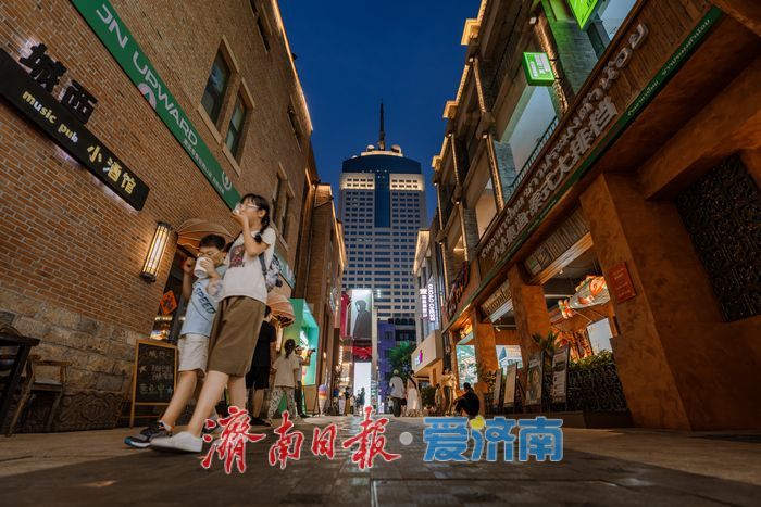 一年四季 泉在济南丨复古与时尚奇幻交融 璀璨夜经济点亮济南融汇老商埠