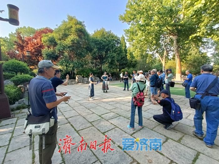 不收费，只拍照——大明湖畔有群免费帮游客留影的人