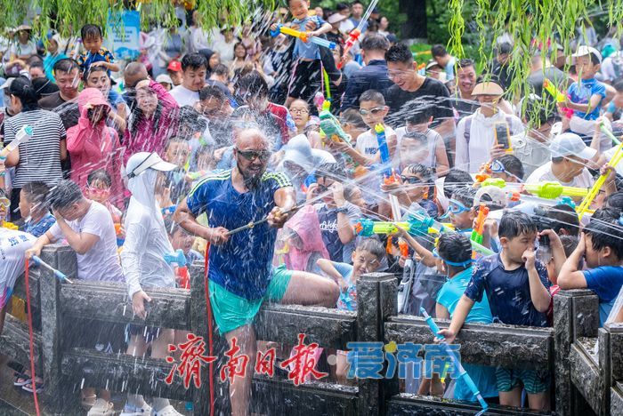 泼水吧！五龙潭的“大胡子叔叔”