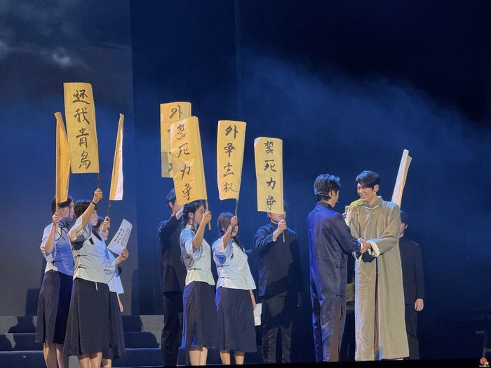 以艺术之力铸魂育人，爱国主义思政舞台剧《城·光》济南首演