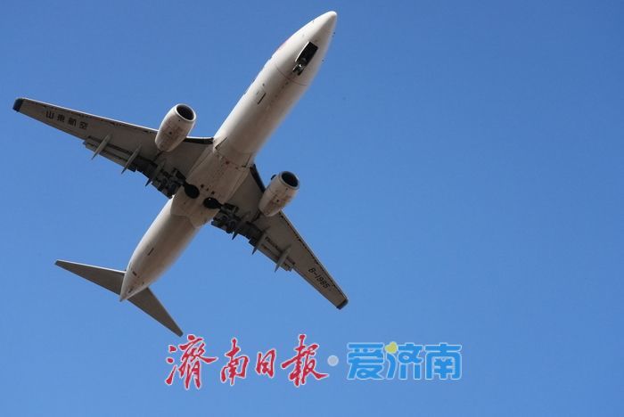 寻一个最美角度与飞机同框，市民“追机”热情高涨