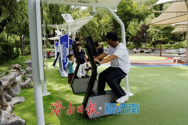 漫步公园 市民乐享秋日休闲时光